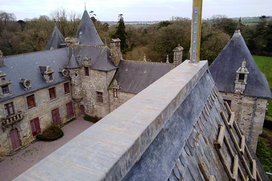 Vue du Château de Kerjean à Saint-Vogay depuis le faitage d'une des tours - Floc'h Couverture